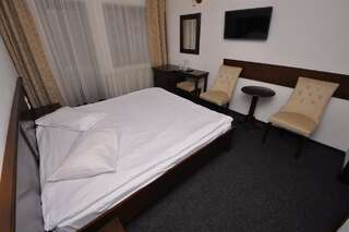 Отель Hotel Cerbul Statjunea Borsa Двухместный номер с 1 кроватью или 2 отдельными кроватями-2